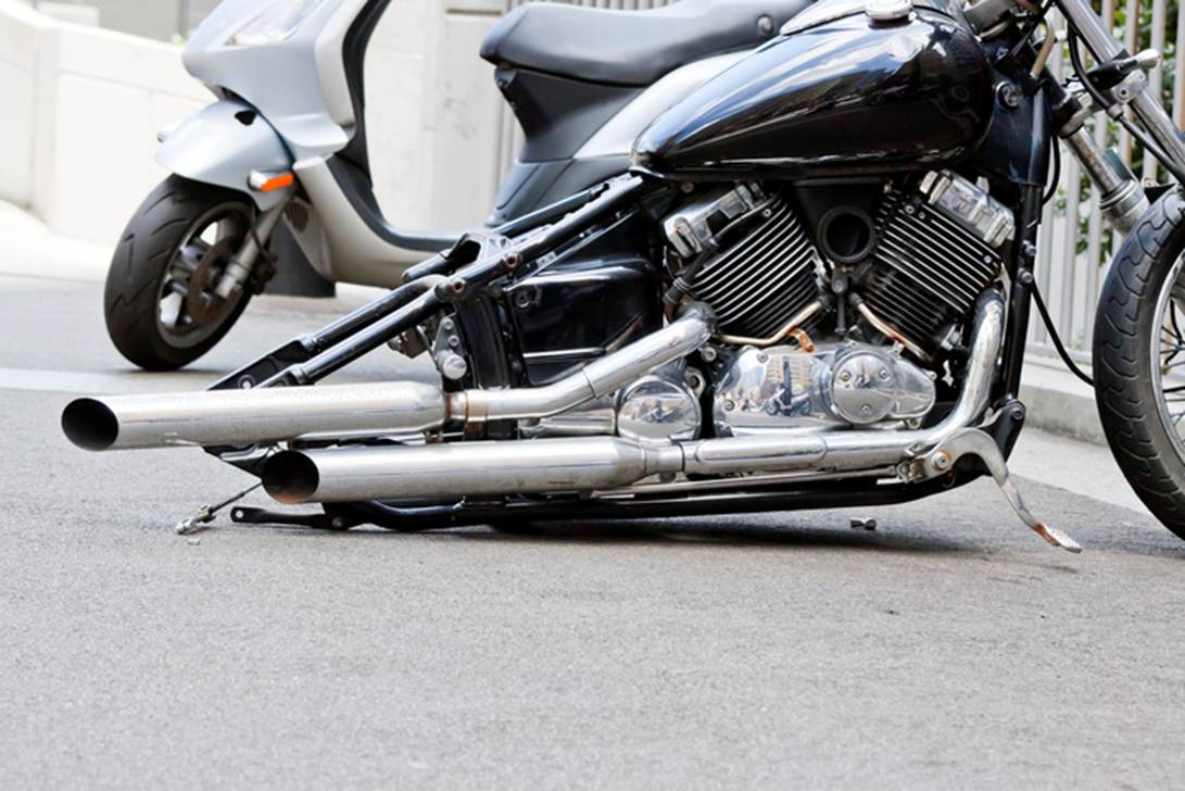 A motorcycle with exhaust pipes
AI-generated content may be incorrect.